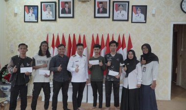 Hobi Game Online Dinilai Positif, Bupati Rohil Serahkan Uang Pembinaan Mobile Legend