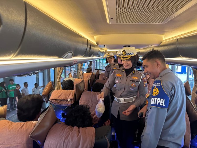 Ditlantas Polda Riau dan Tim Takjil Bagikan 200 Paket Berbuka untuk Pemudik dan Driver Bus