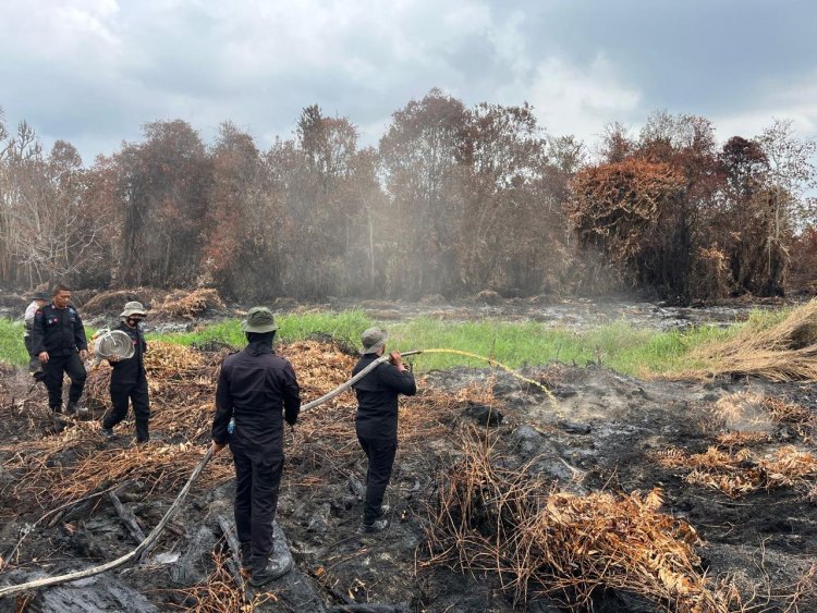 Dansat Brimob Polda Riau : Kesigapan dan Solidaritas Brimob Polda Riau Respon Cepat Padamkan Api