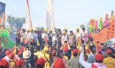 Bupati Rohil Hadiri Festival Bakar Tongkang 2025, Fenomena Unik Warnai Prosesi Pembakaran