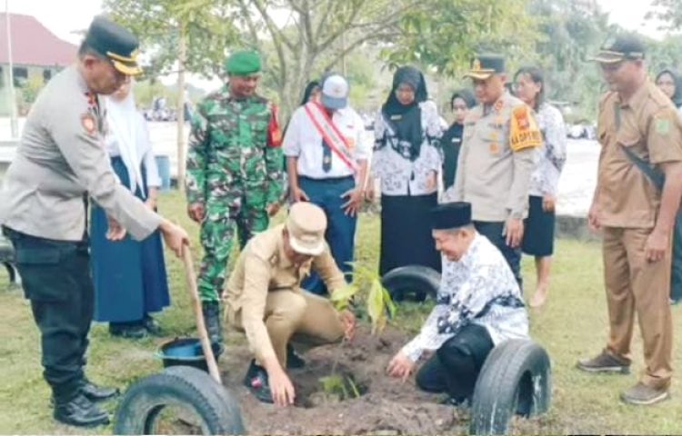 Wabup Rohil Dukung Green Policing, Dampingi Kapolres Sosialisasi dan Lakukan Penanaman Pohon