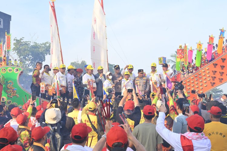Bupati Rohil Hadiri Festival Bakar Tongkang 2025, Fenomena Unik Warnai Prosesi Pembakaran