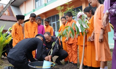 Brimob Polda Riau Tanam Kepedulian Sejak Dini: Bagi MBG dan Ajak Siswa-siswi Lestarikan Lingkungan
