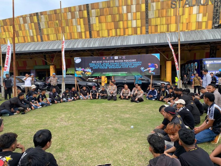 Green Policing di Stadion: Brimob Riau dan Suporter PSPS Makan Bareng Jelang Laga
