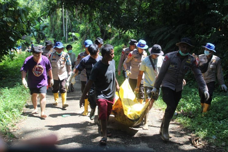Duka di Tengah Banjir: Brimob Riau Evakuasi Korban Lansia di Kampung Kunyik