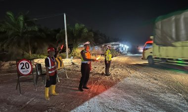 Aksi Sigap Tim Raicet Satlantas Polres Pelalawan, Kemacetan Panjang KM 75–83 Lintas Timur Akhirnya Terurai